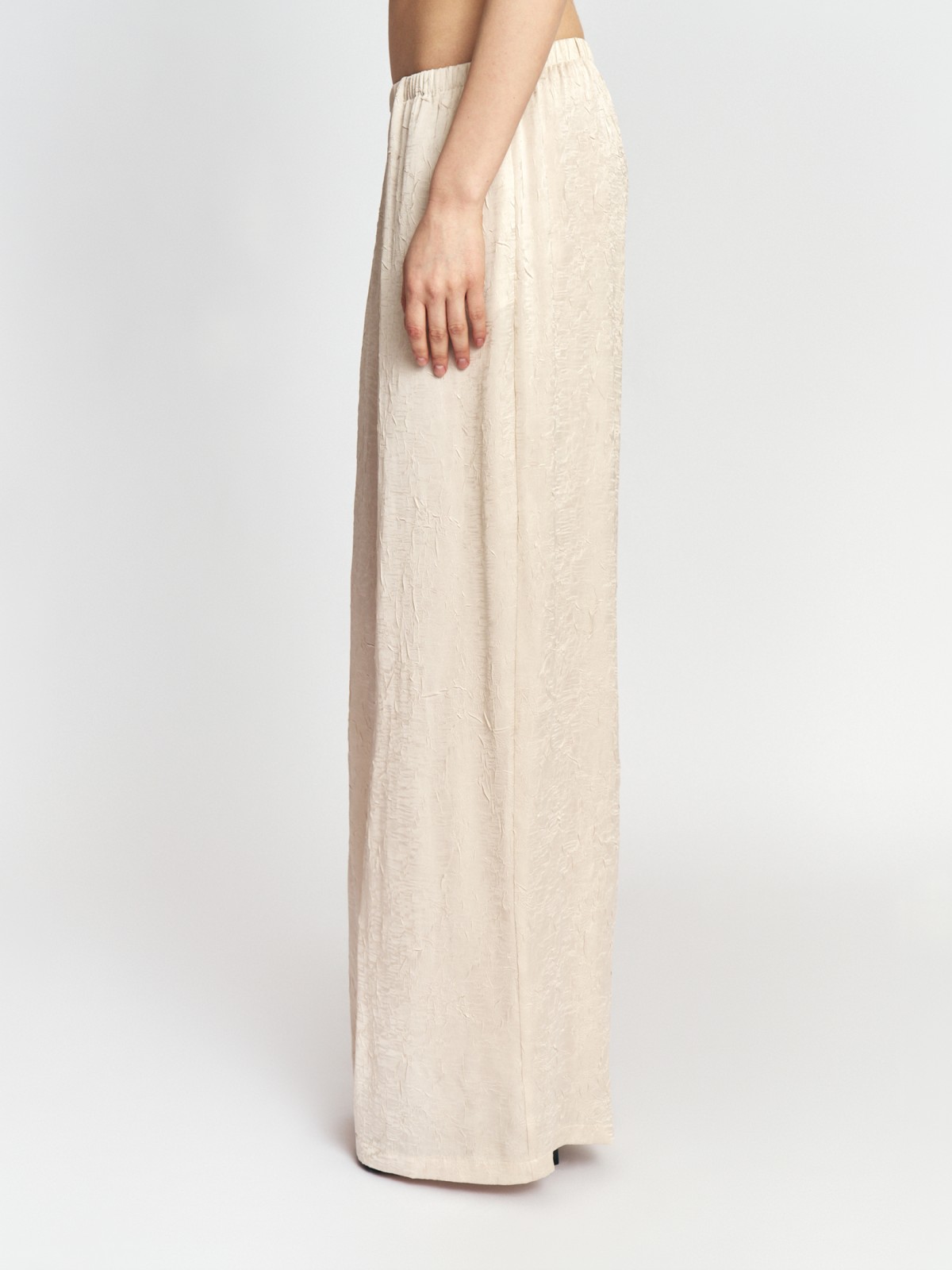 Широкие прямые брюки на резинке