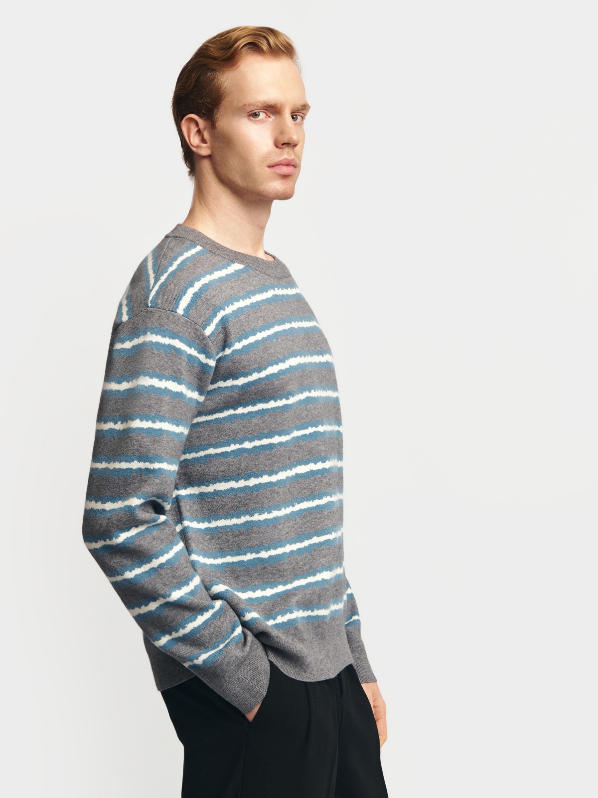 Тонкий вязаный джемпер в полоску