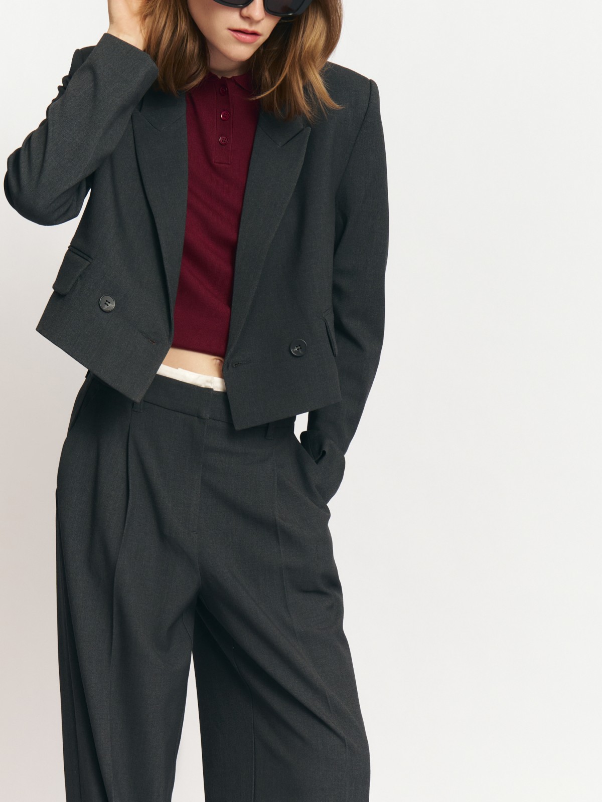 Двубортный жакет укороченного силуэта