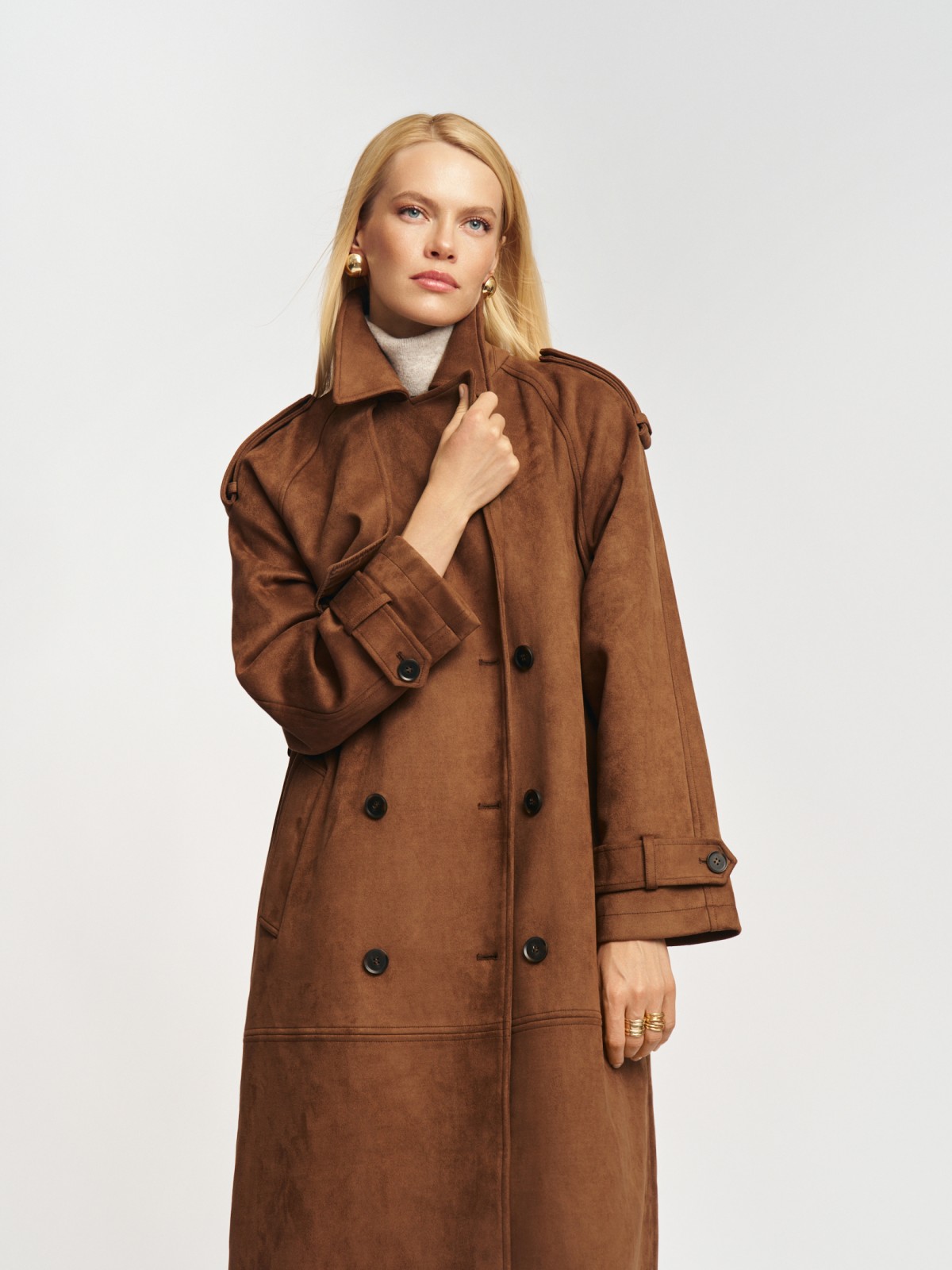 Двубортное замшевое пальто-тренч