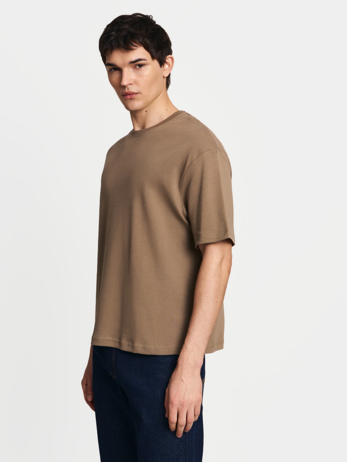 Однотонная базовая футболка из хлопка