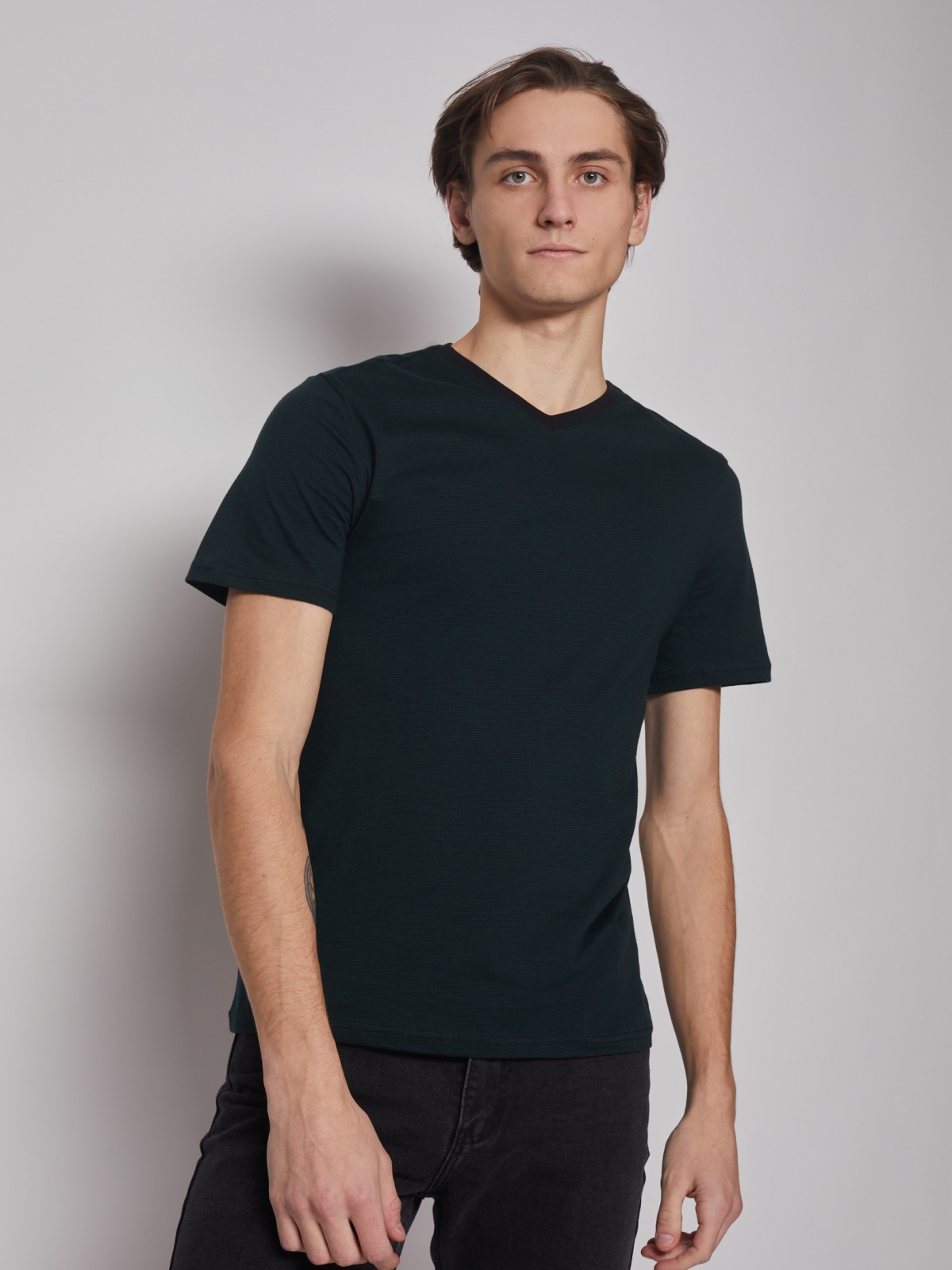 Футболка с треугольным вырезом