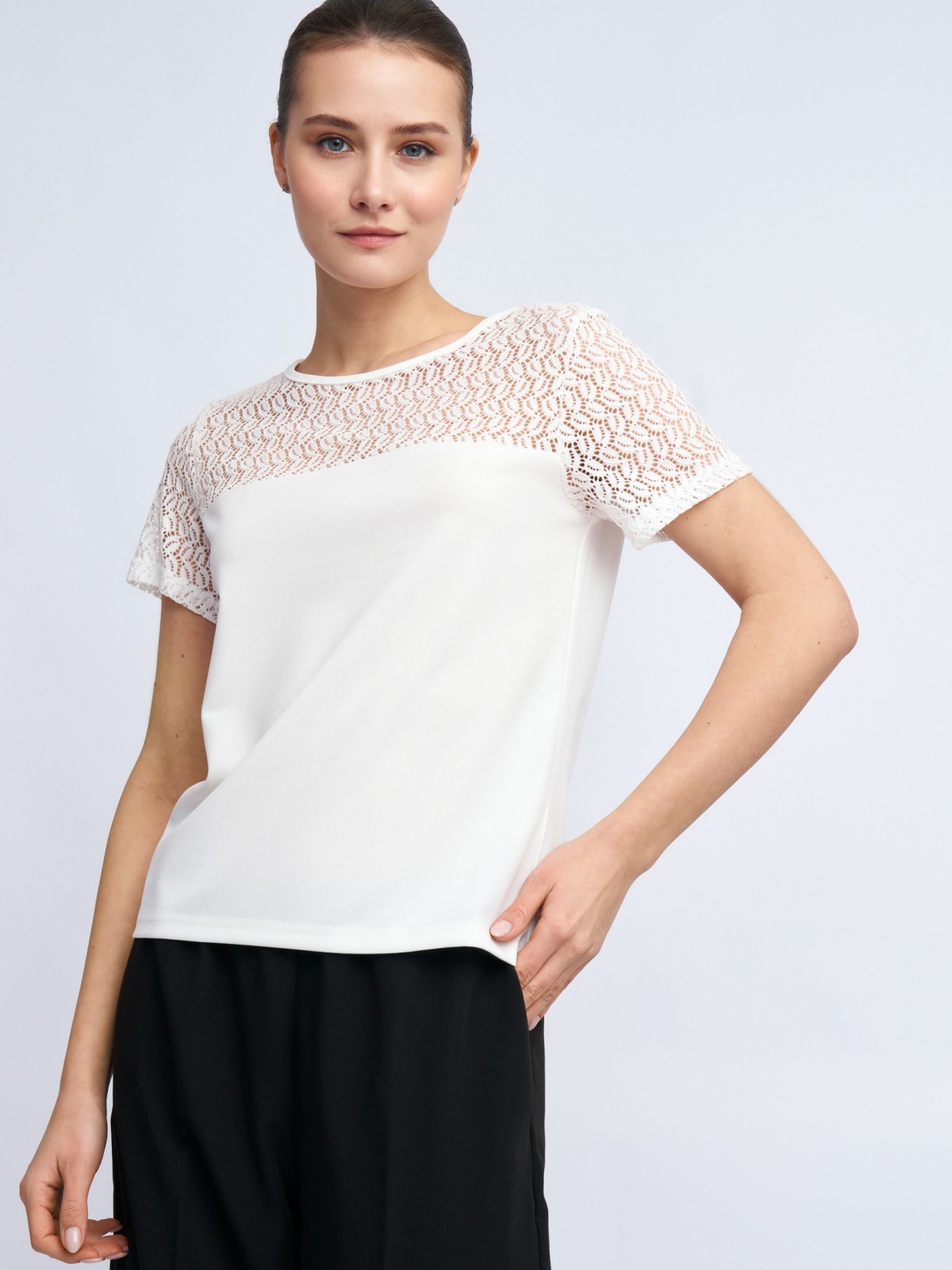 Топ-блузка с кружевной кокеткой и коротким рукавом