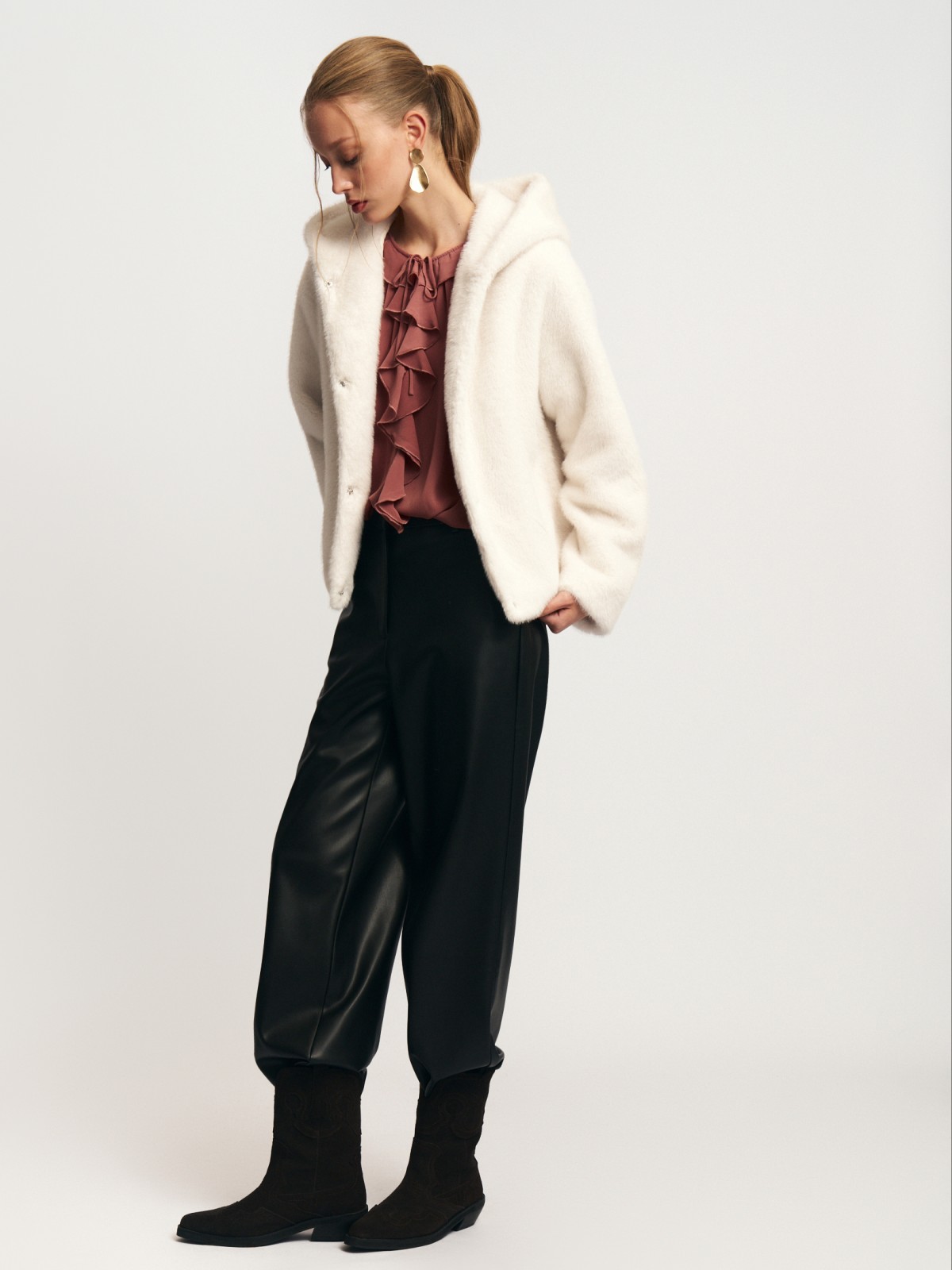 Короткая куртка-шуба из экомеха с капюшоном