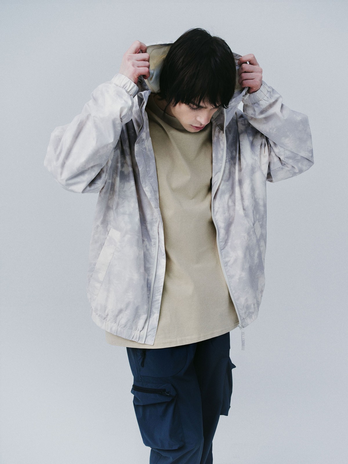 Куртка-ветровка с капюшоном и принтом "тай-дай"