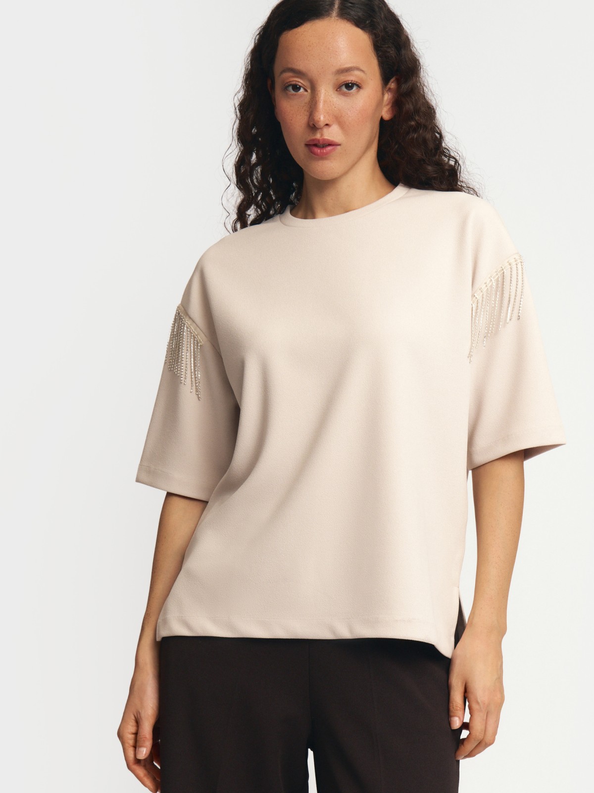 Футболка с бахромой и стразами 1799₽