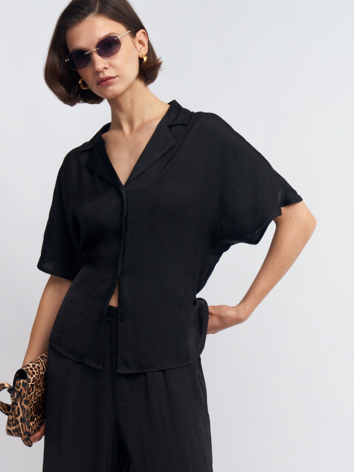 Рубашка с вырезом и коротким рукавом