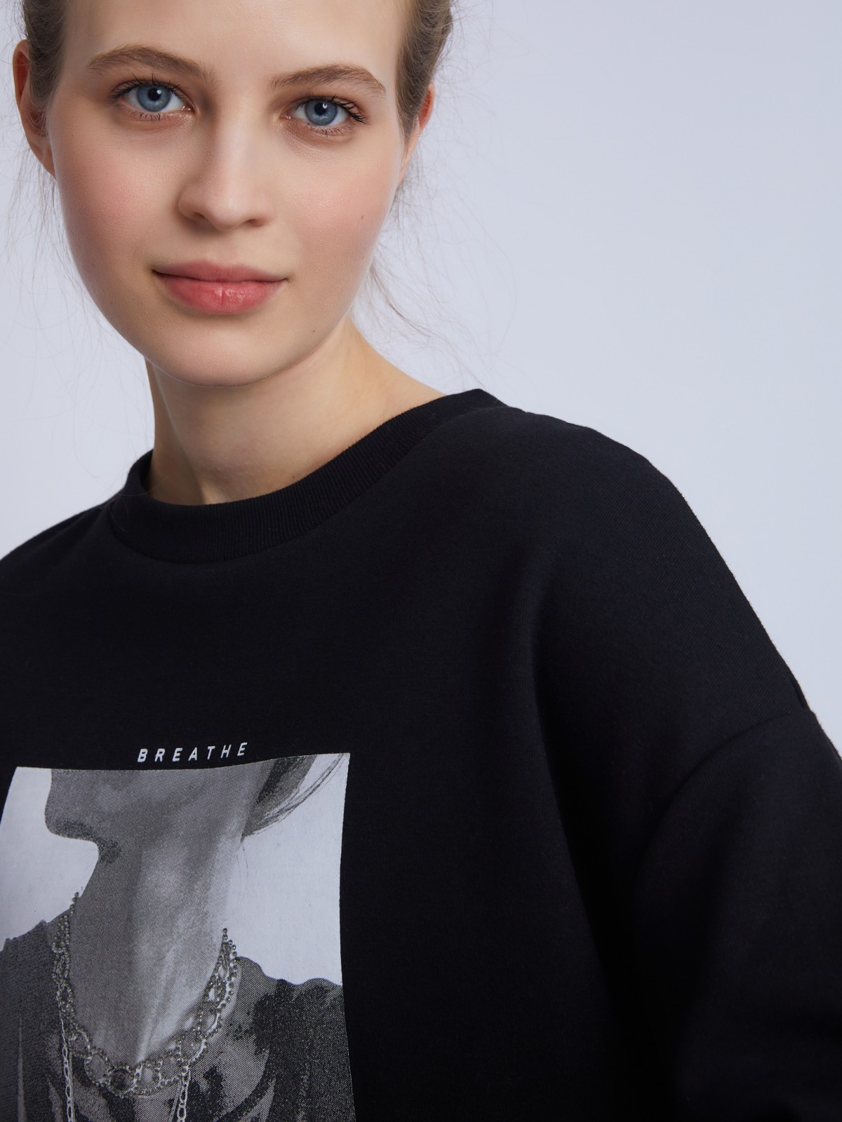 Свитшот оверсайз силуэта с декоративными разрезами и принтом