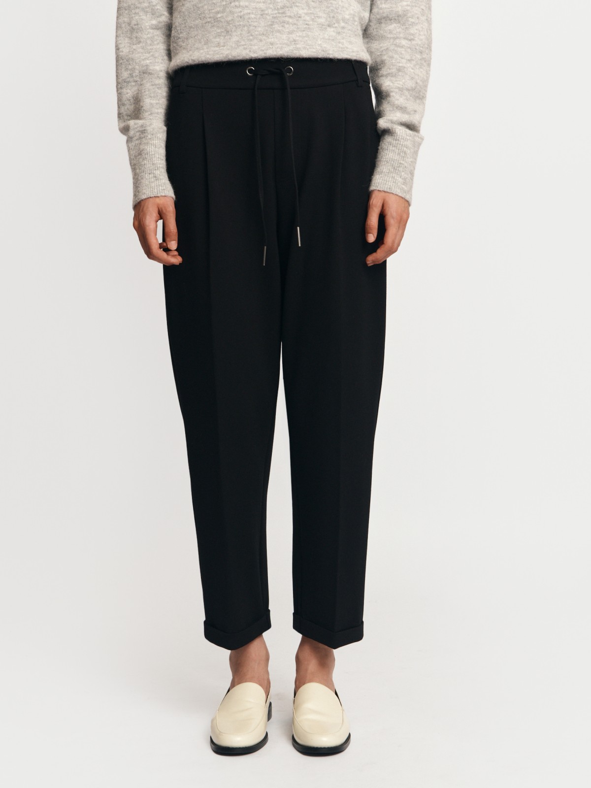 Брюки с поясом на резинке и стрелками