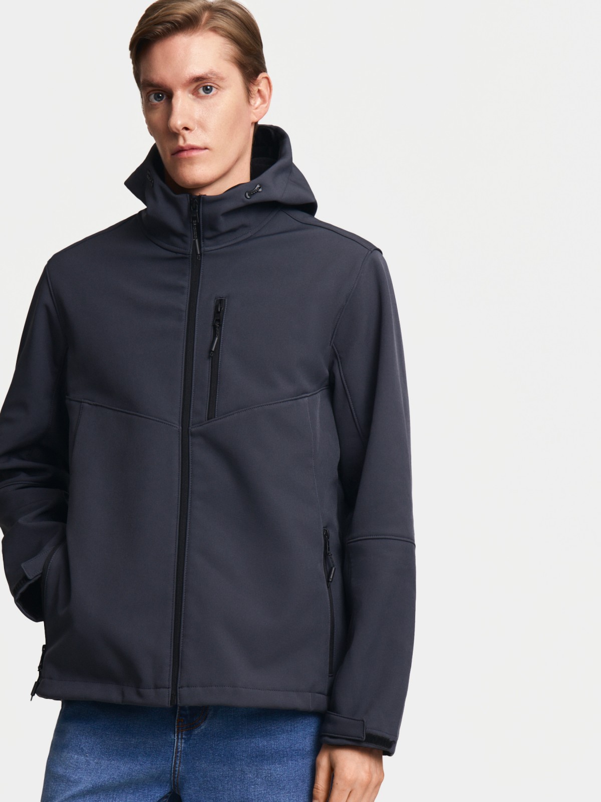 Лёгкая куртка-ветровка без утеплителя с капюшоном