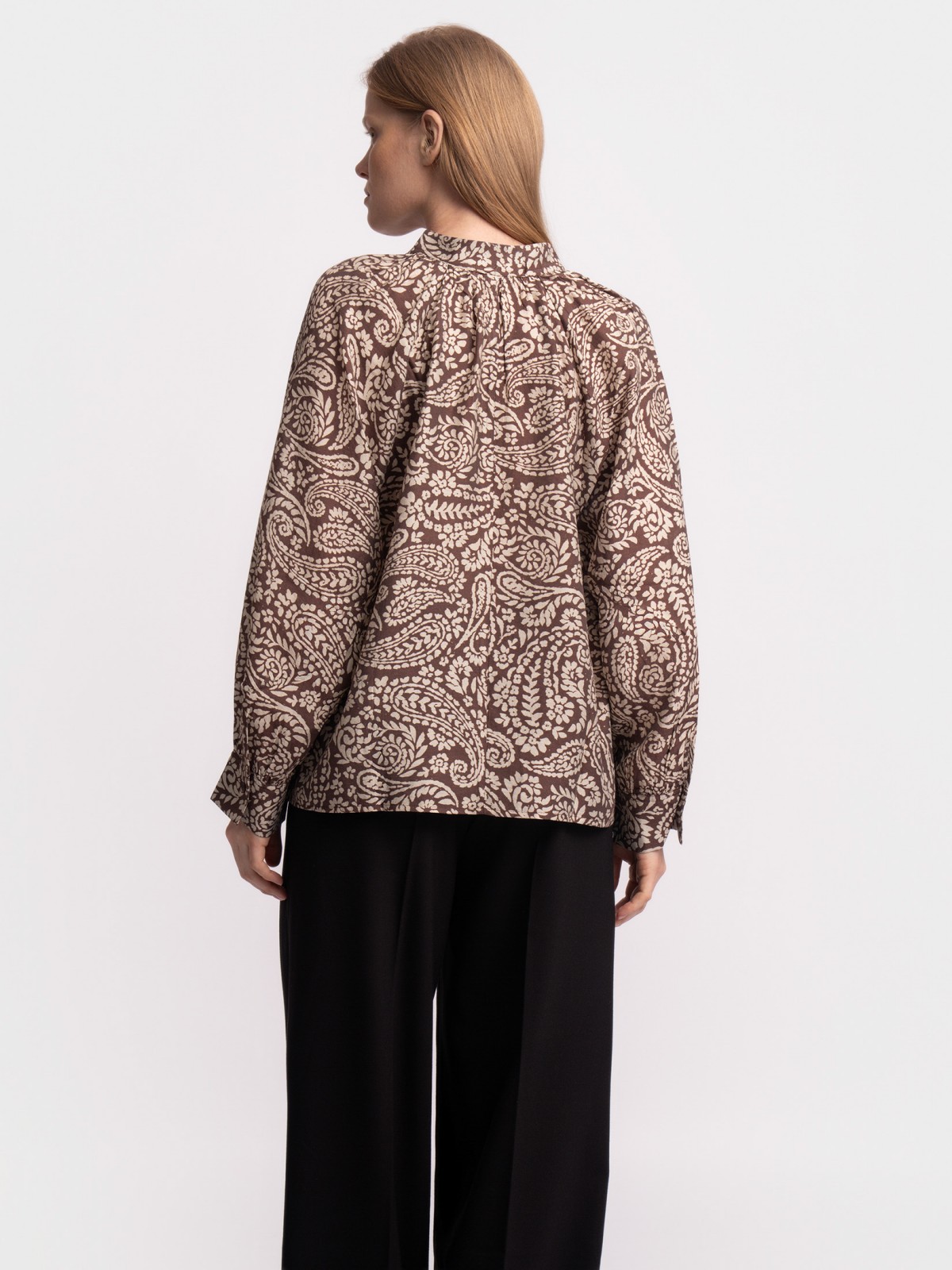 Блузка с вырезом и принтом