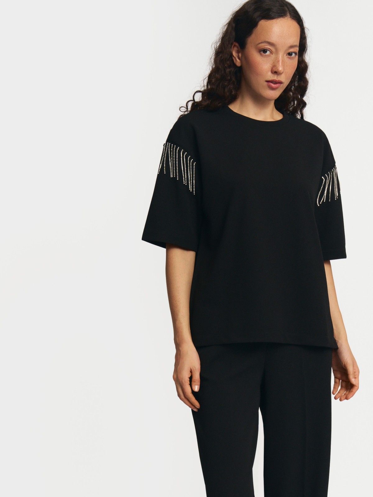 Футболка с бахромой и стразами