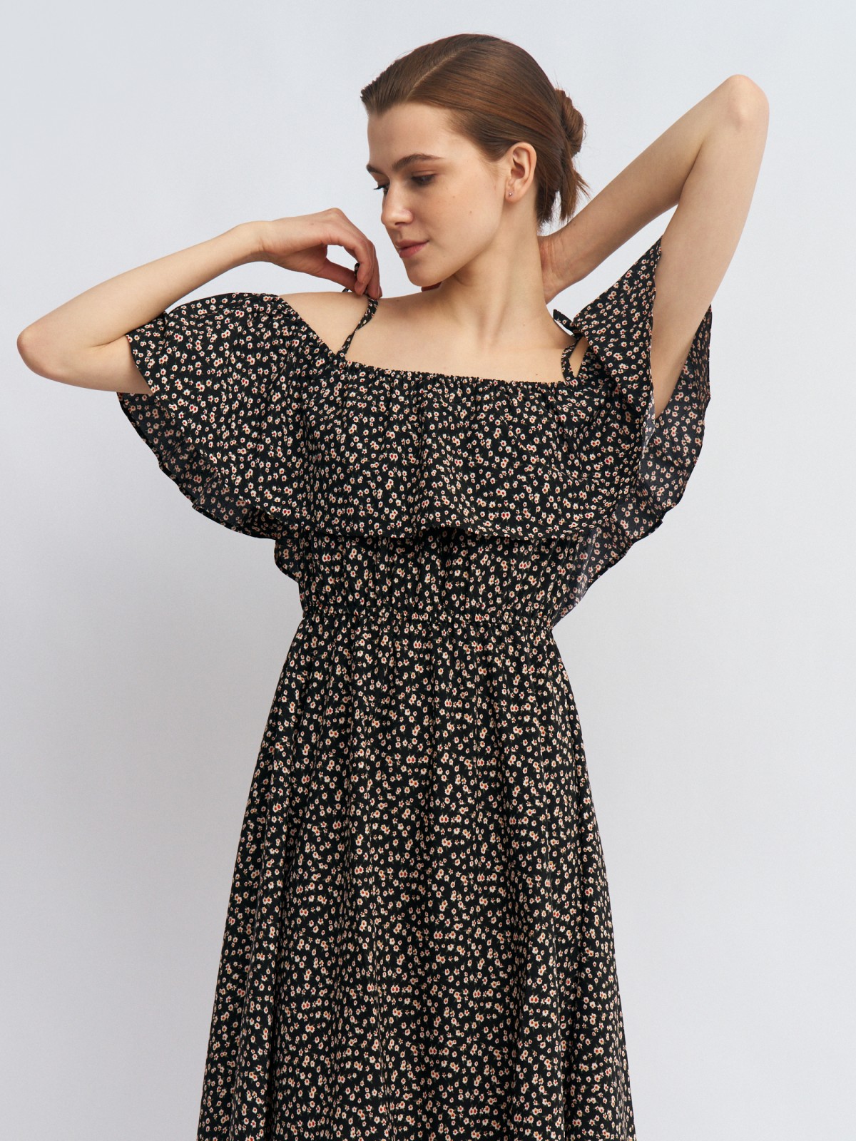 Платье-сарафан с открытыми плечами и разрезом