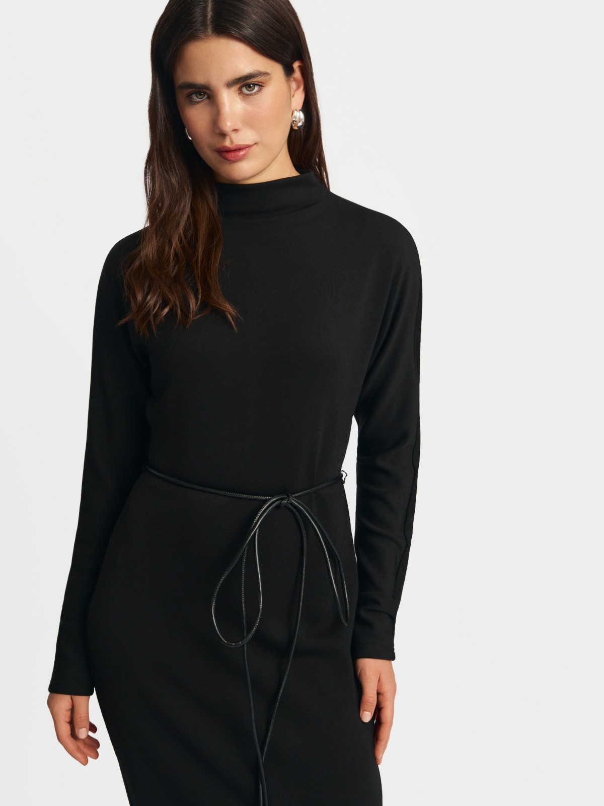 Трикотажное платье миди с поясом