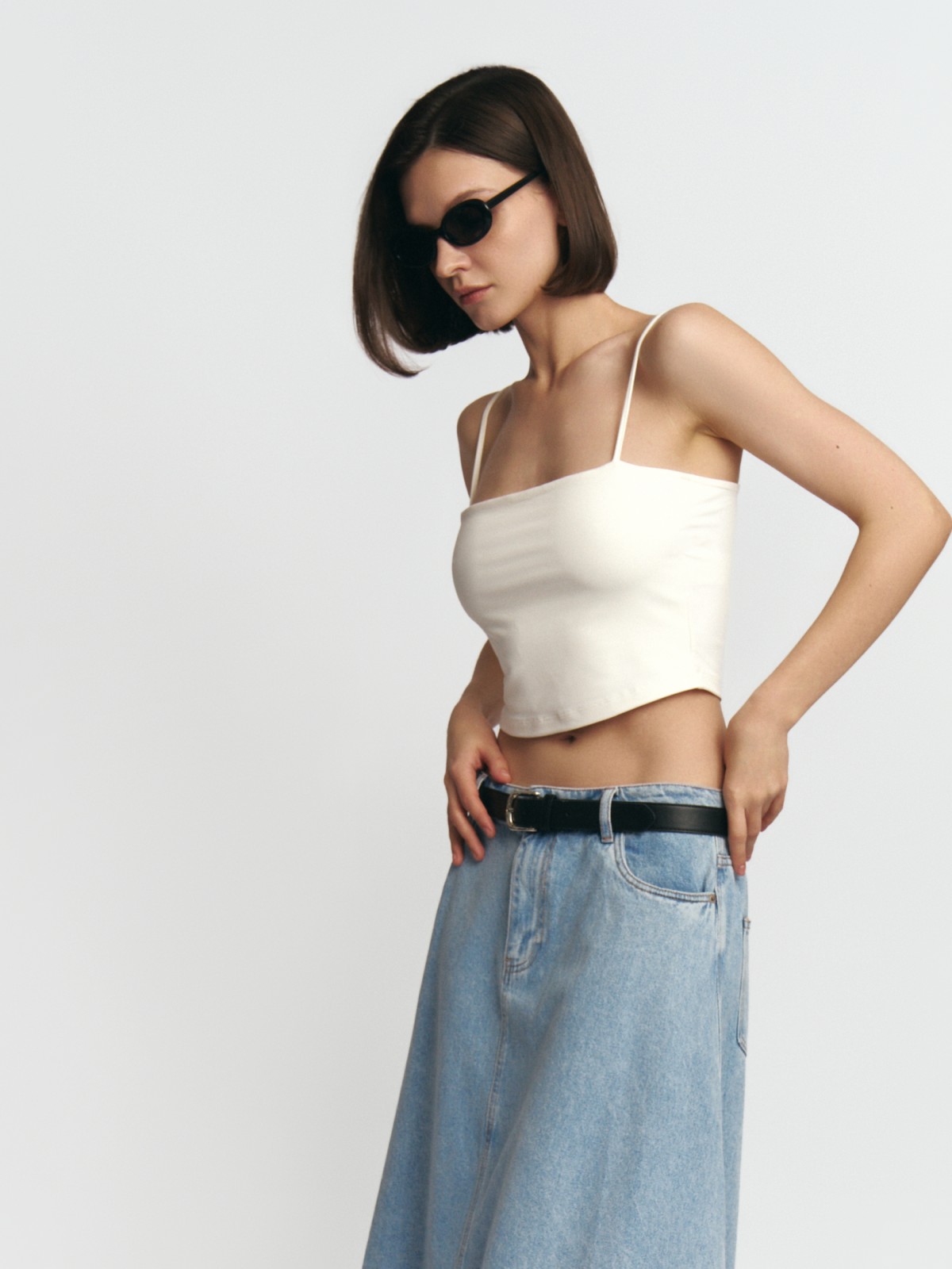 Трикотажный топ-бандо с открытыми плечами 599₽