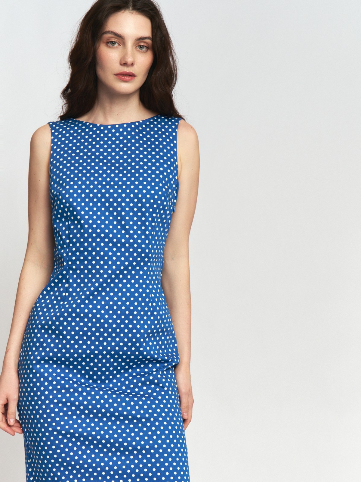 Платье-футляр из хлопка в горошек без рукавов
