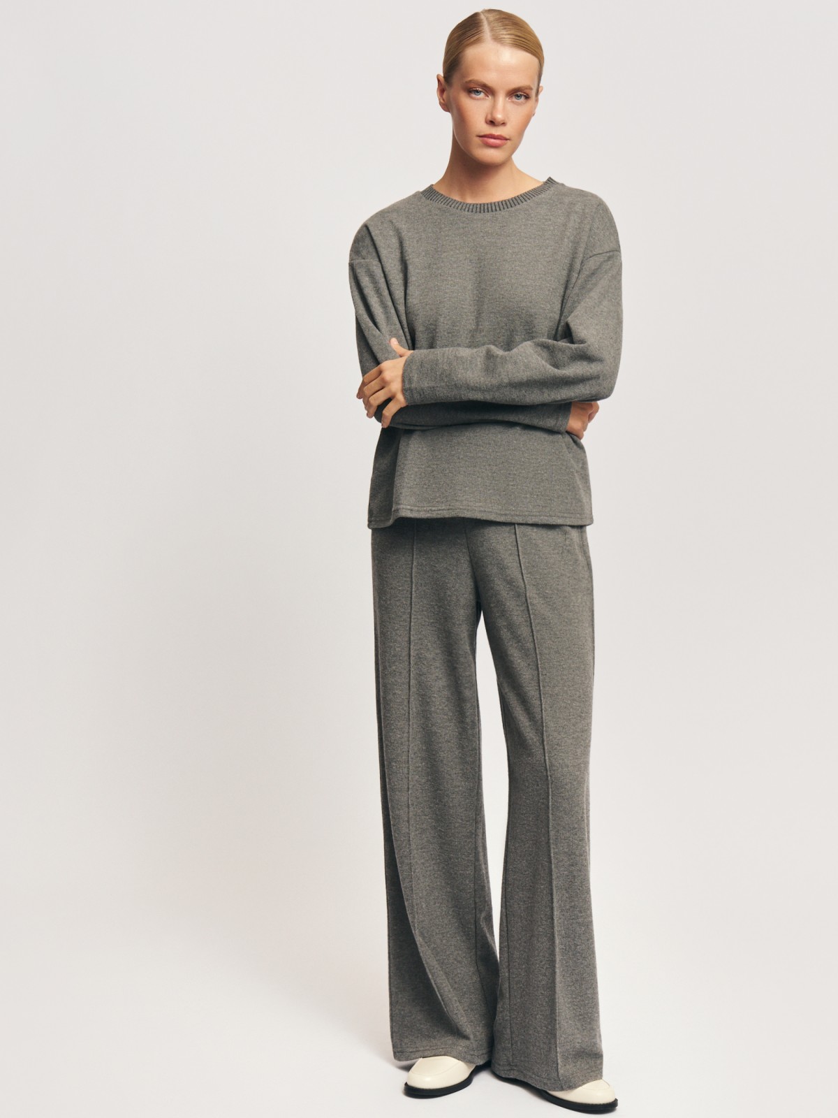 Трикотажные брюки на резинке со стрелками