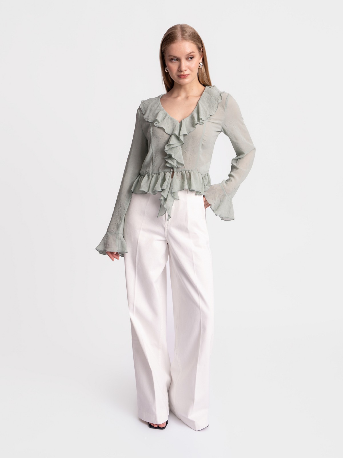 Шифоновая блузка-рубашка с воланами