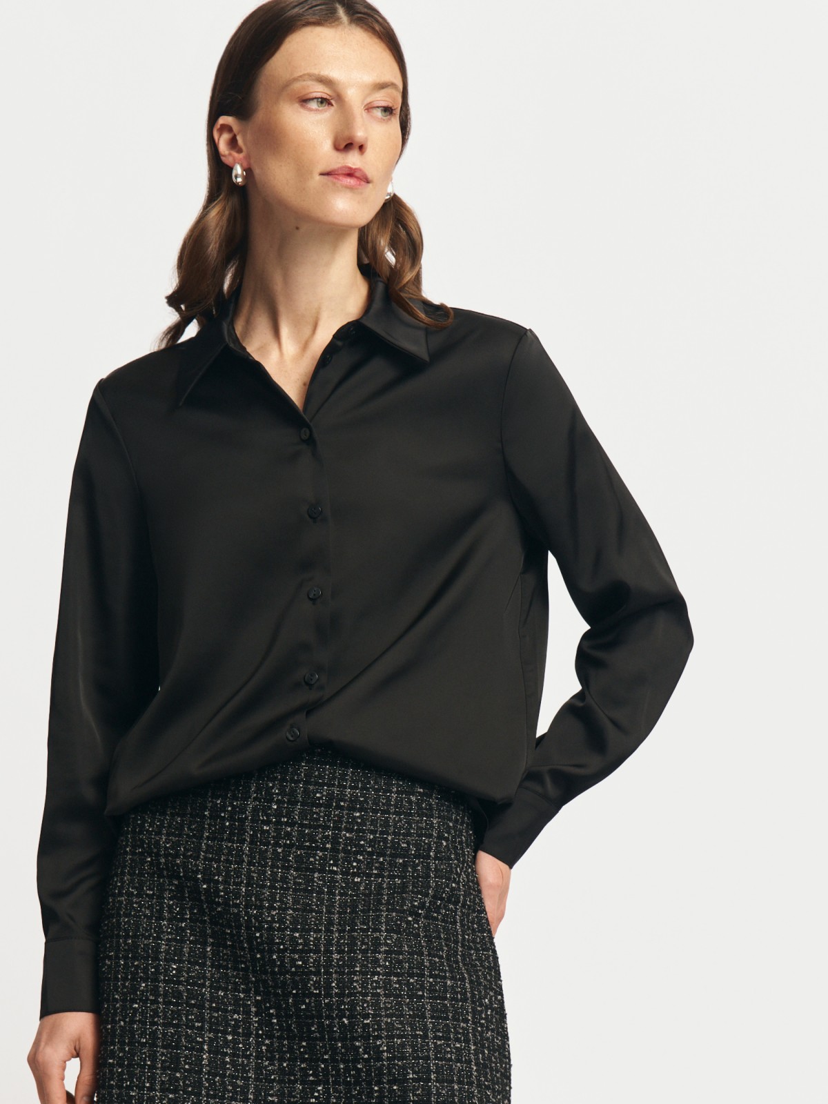 Атласная прямая рубашка с длинным рукавом