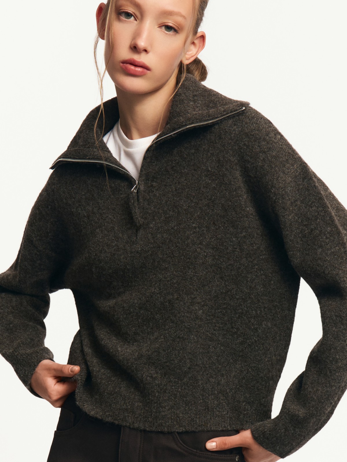 Вязаный свитер с воротником на молнии