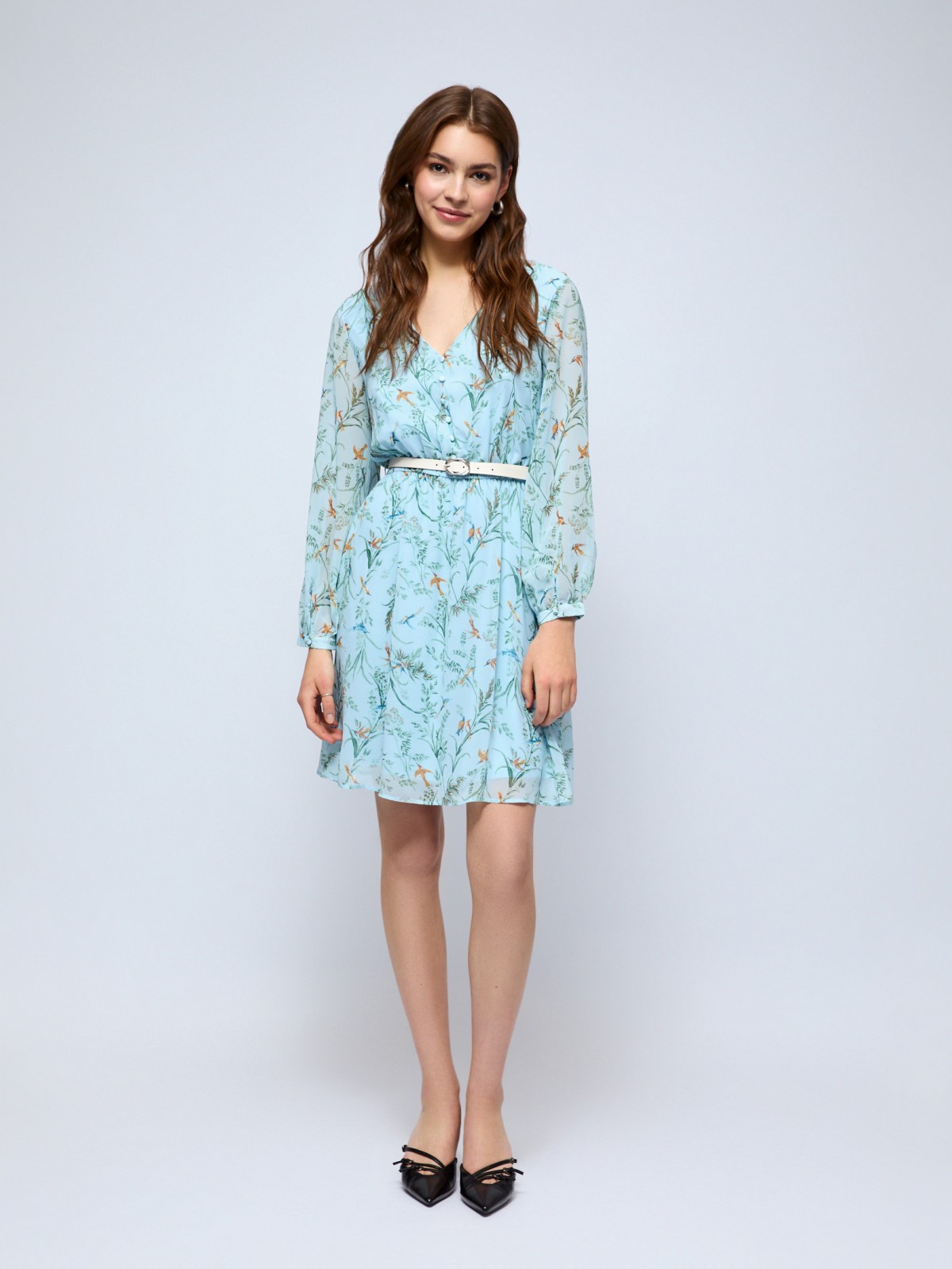 Шифоновое платье мини с вырезом и ремнём