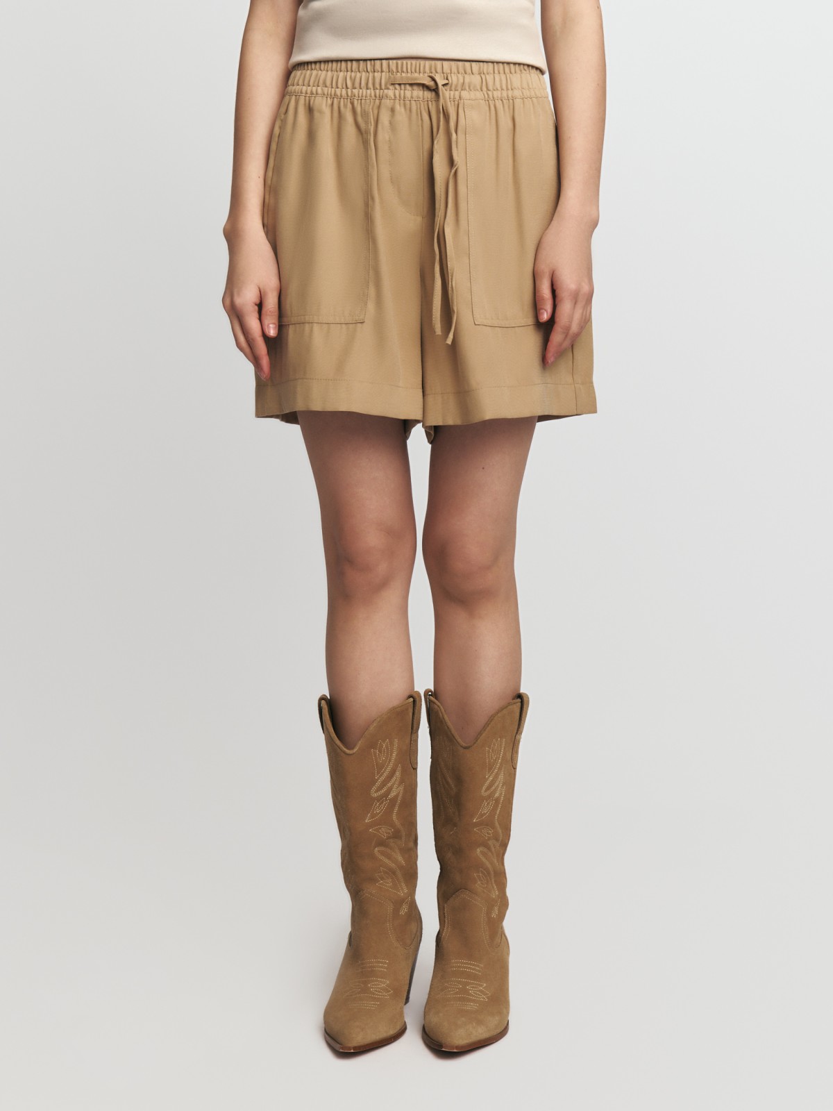 Короткие шорты на резинке с кулиской