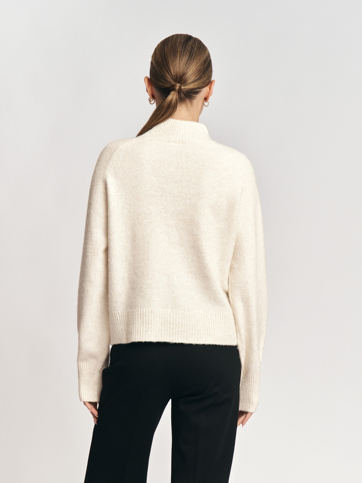 Вязаный свитер с воротником-стойкой