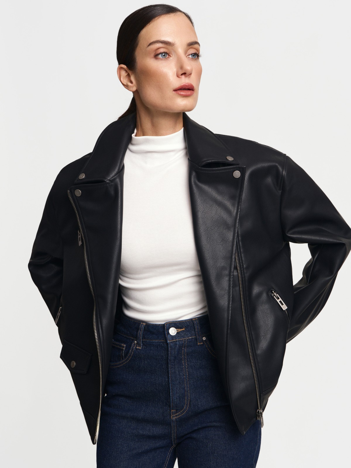 Короткая куртка-косуха оверсайз из экокожи