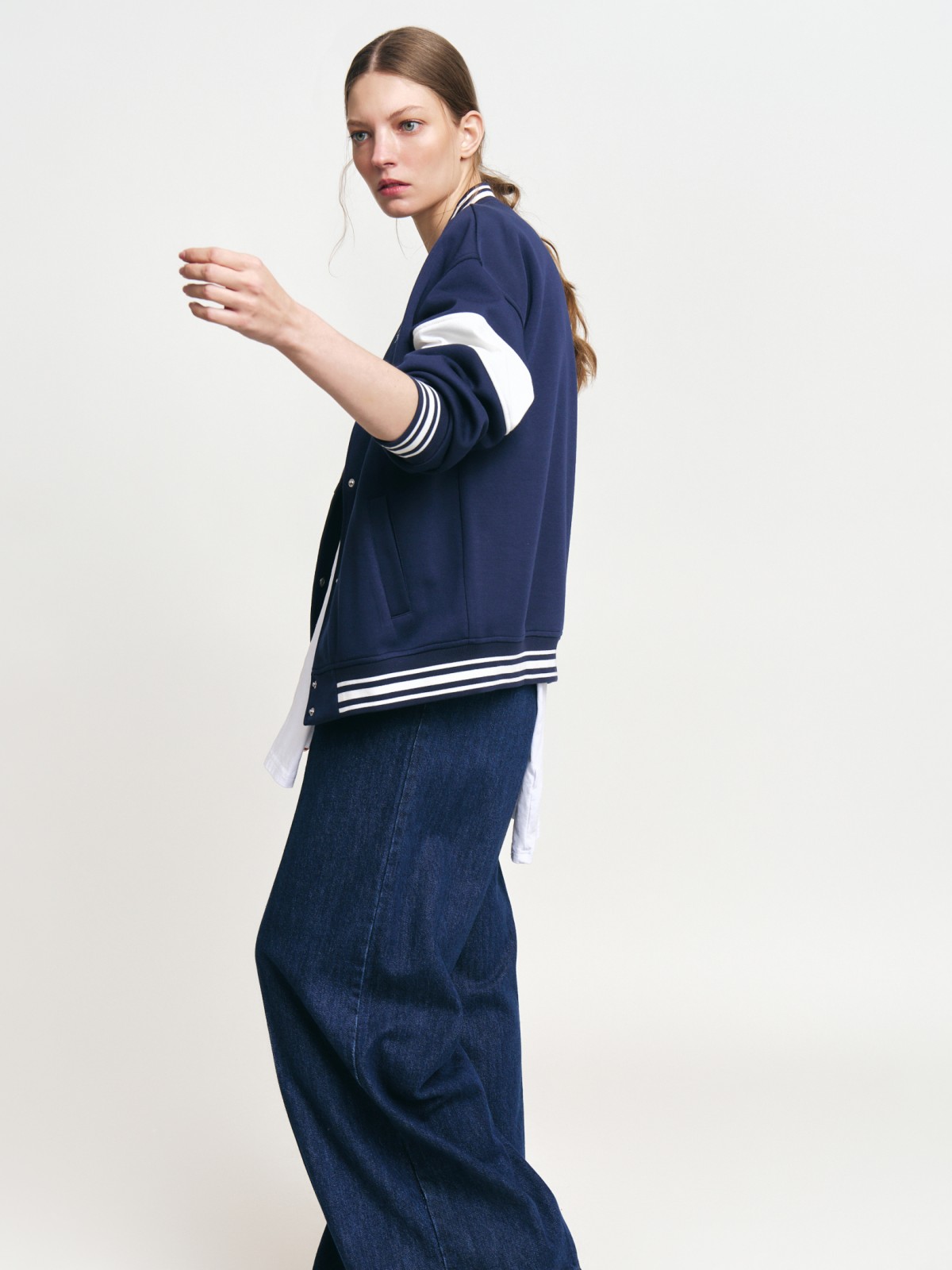 Утеплённая толстовка-бомбер в колледж-стиле