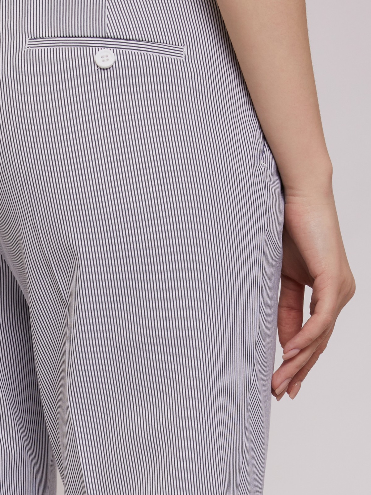 Брюки в тонкую полоску Брюки в тонкую полоску