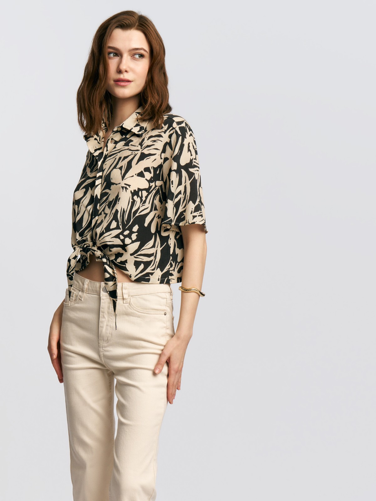 Блузка с коротким рукавом и завязками