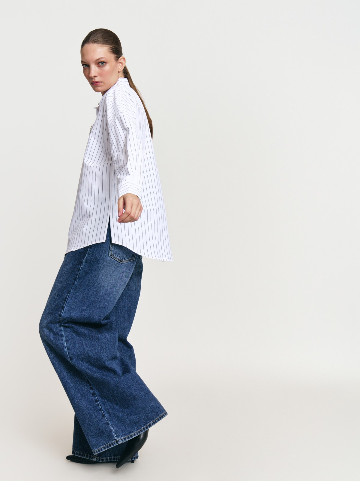 Офисная рубашка в полоску с декоративной брошью