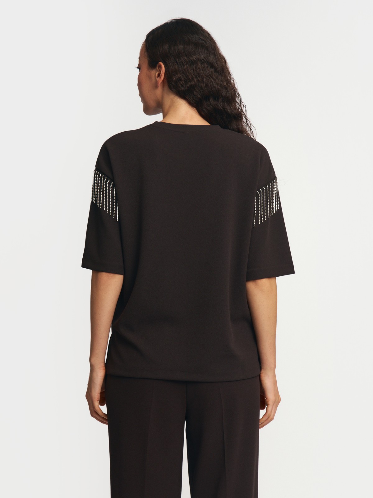 Футболка с бахромой и стразами