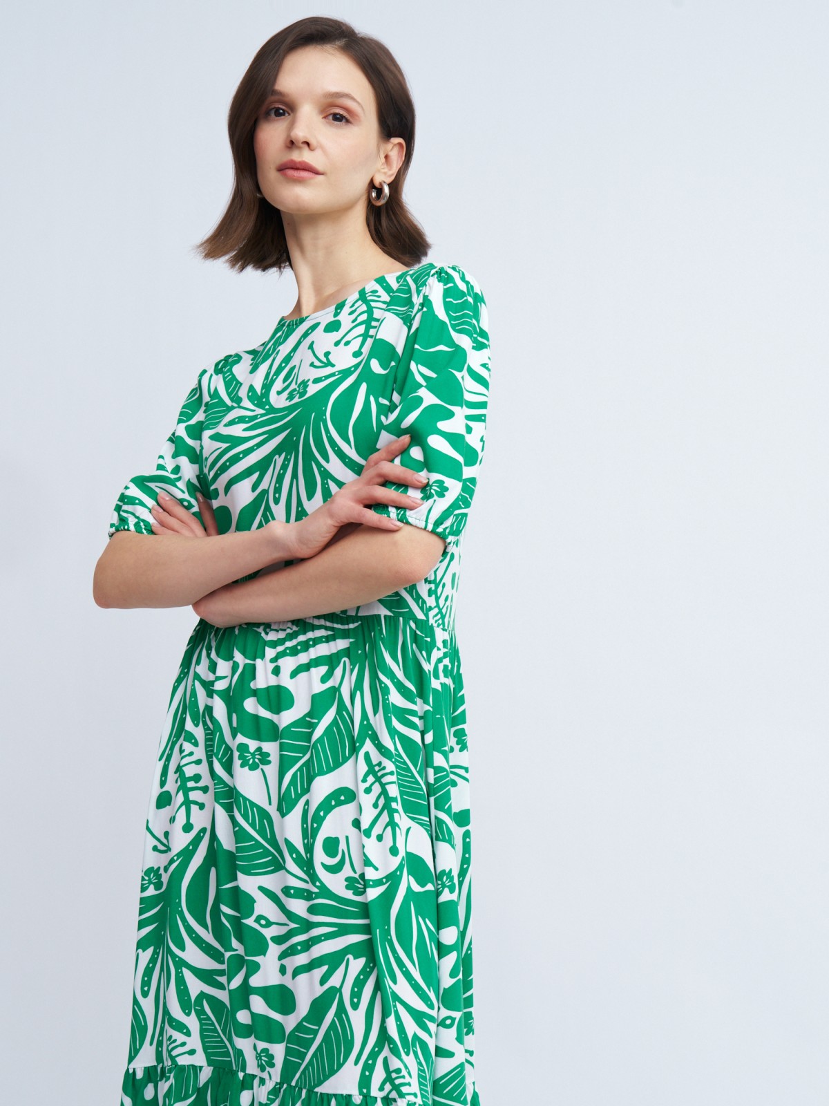 Ярусное платье миди с тропическим принтом