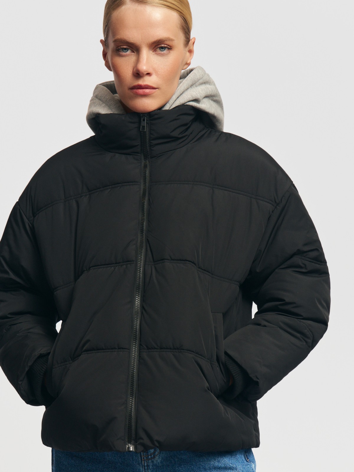 Тёплая куртка с трикотажным капюшоном и манишкой на молнии