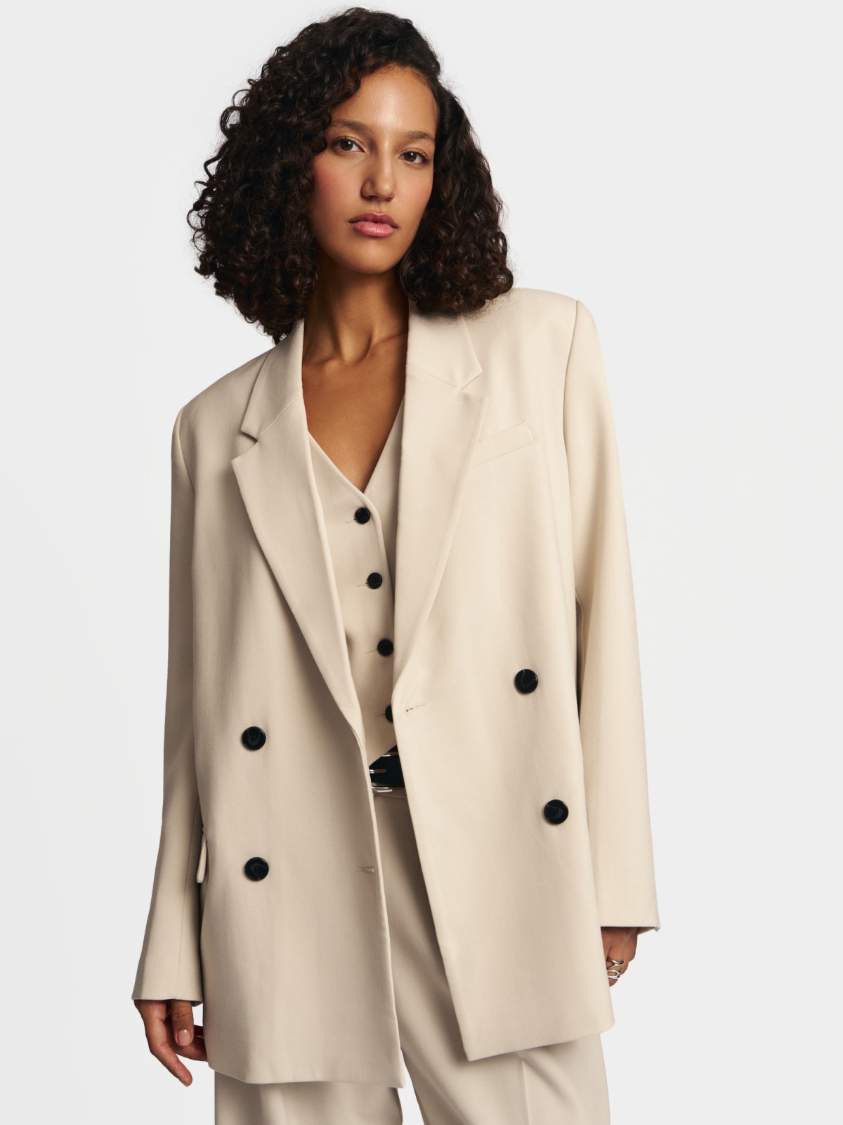 Двубортный жакет оверсайз силуэта