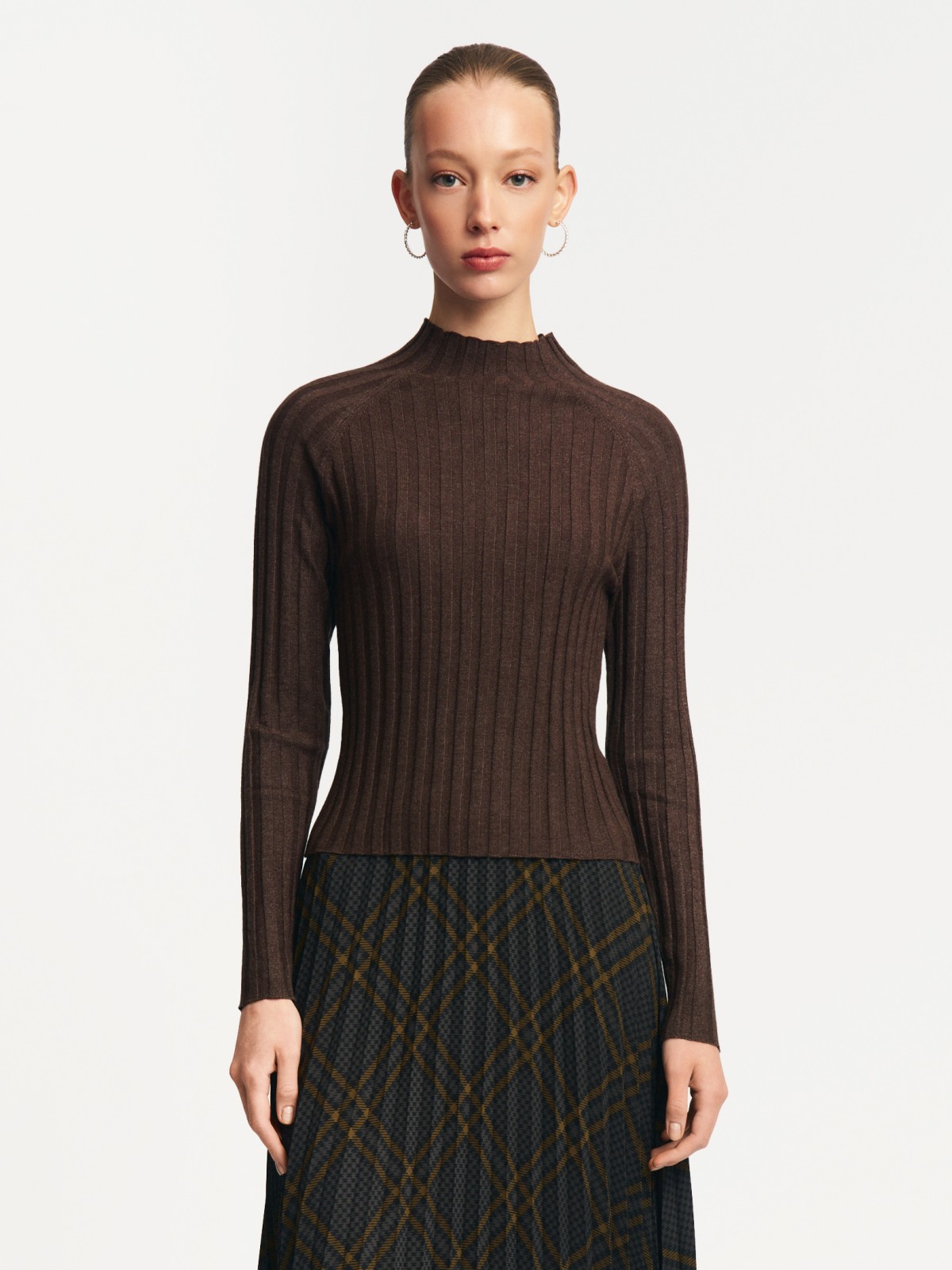 Трикотажный свитер-водолазка с горлом