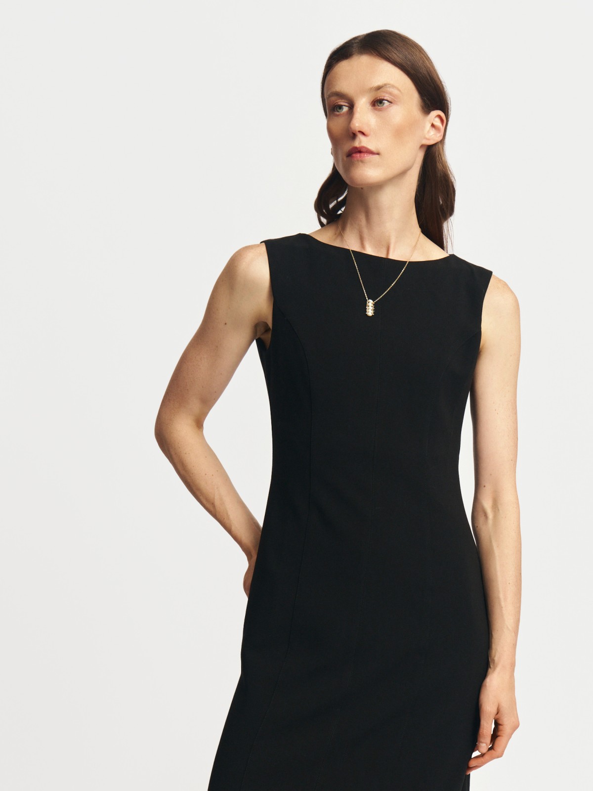 Платье миди без рукавов с разрезом