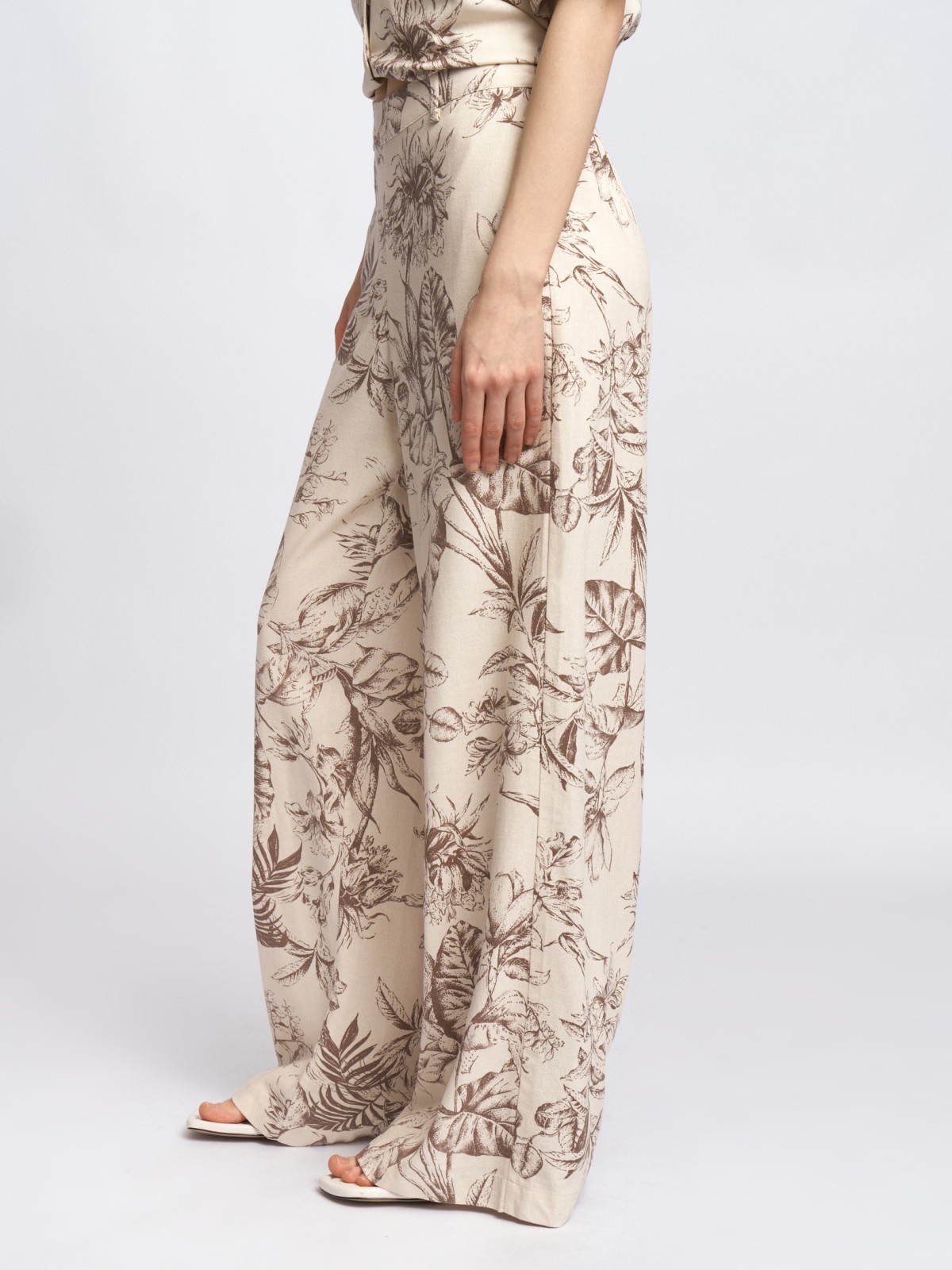 Льняные брюки на резинке с принтом