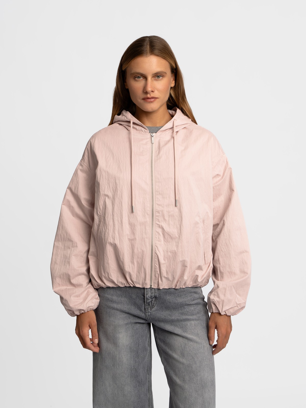 Куртка-ветровка с капюшоном без утеплителя