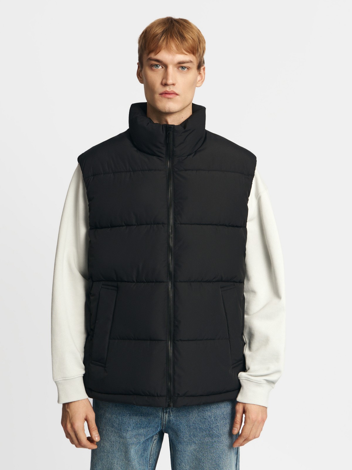 Утеплённый жилет на молнии с воротником-стойкой