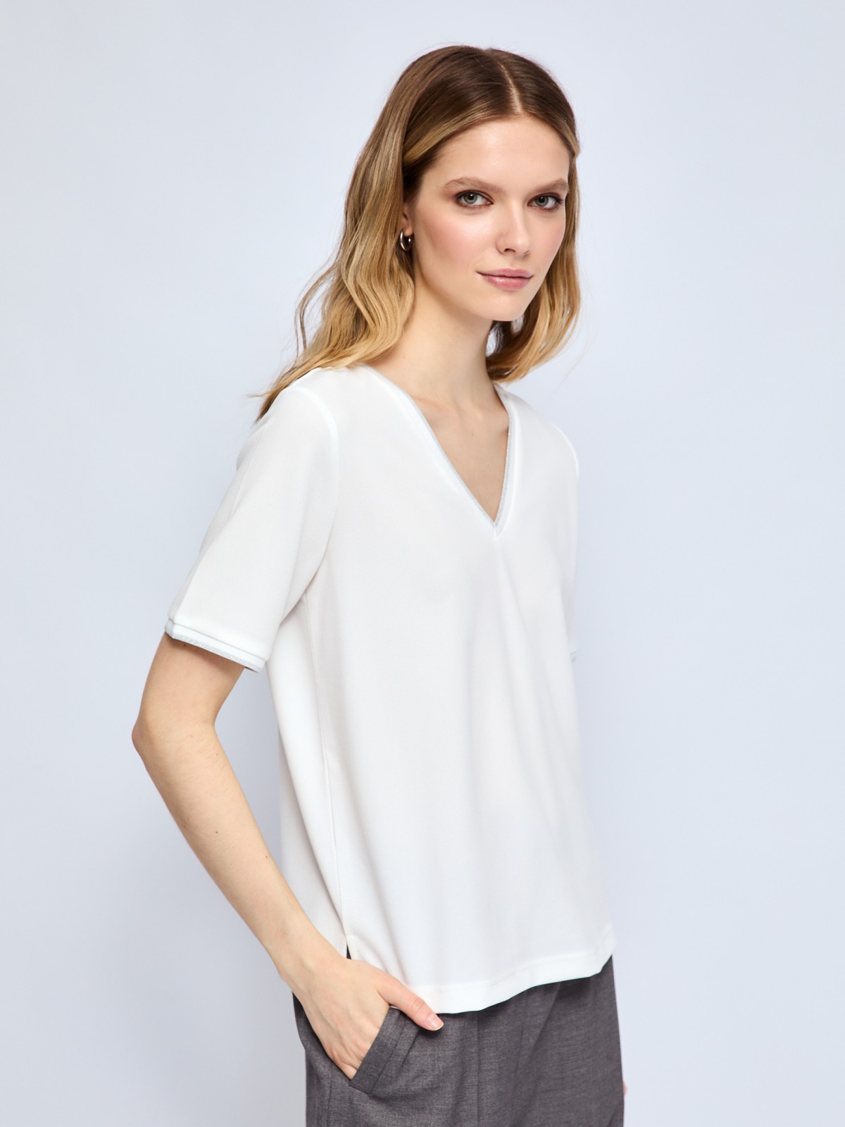 Блузка-футболка с V-образным вырезом