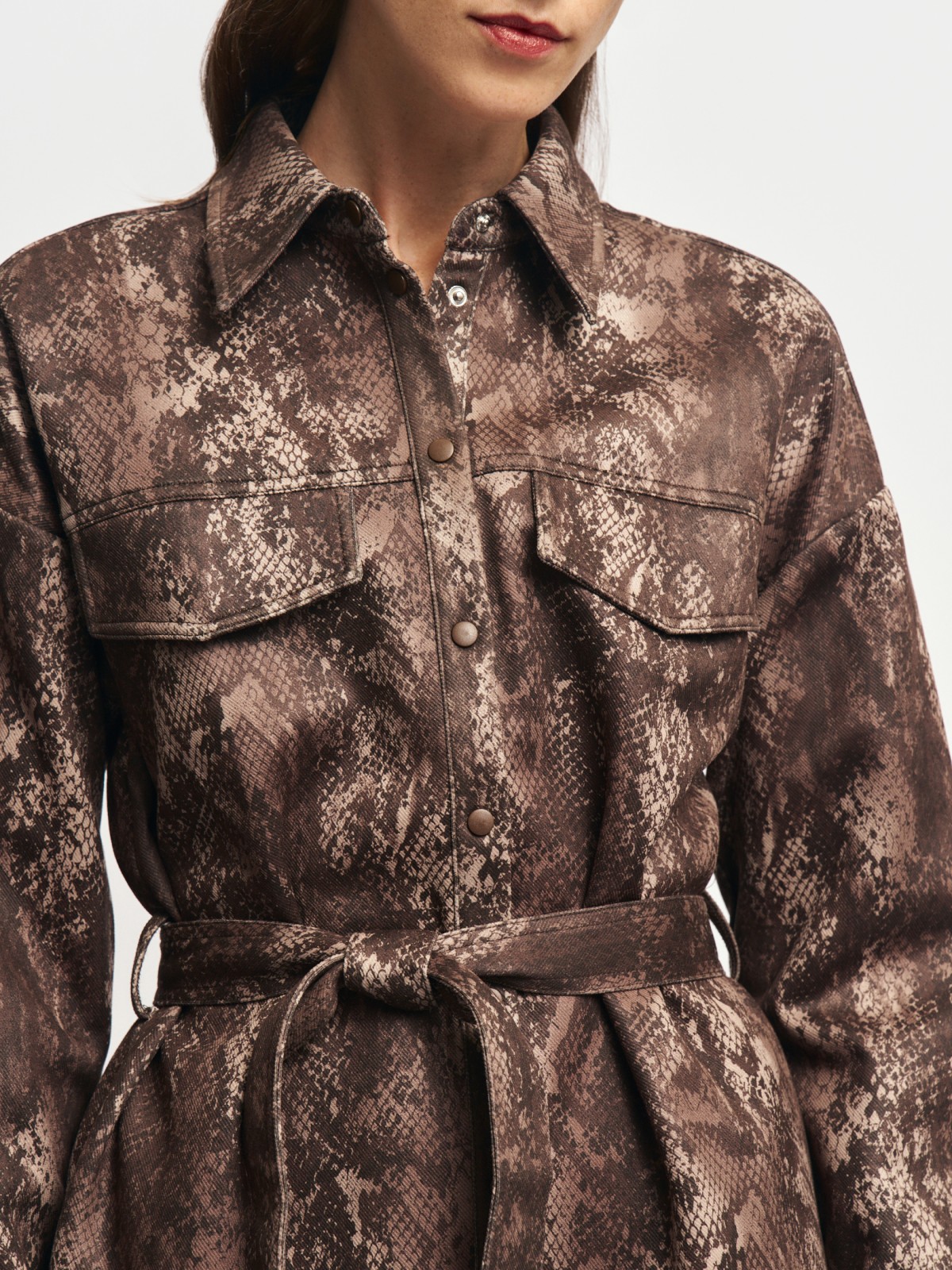 Платье-рубашка из экозамши с поясом