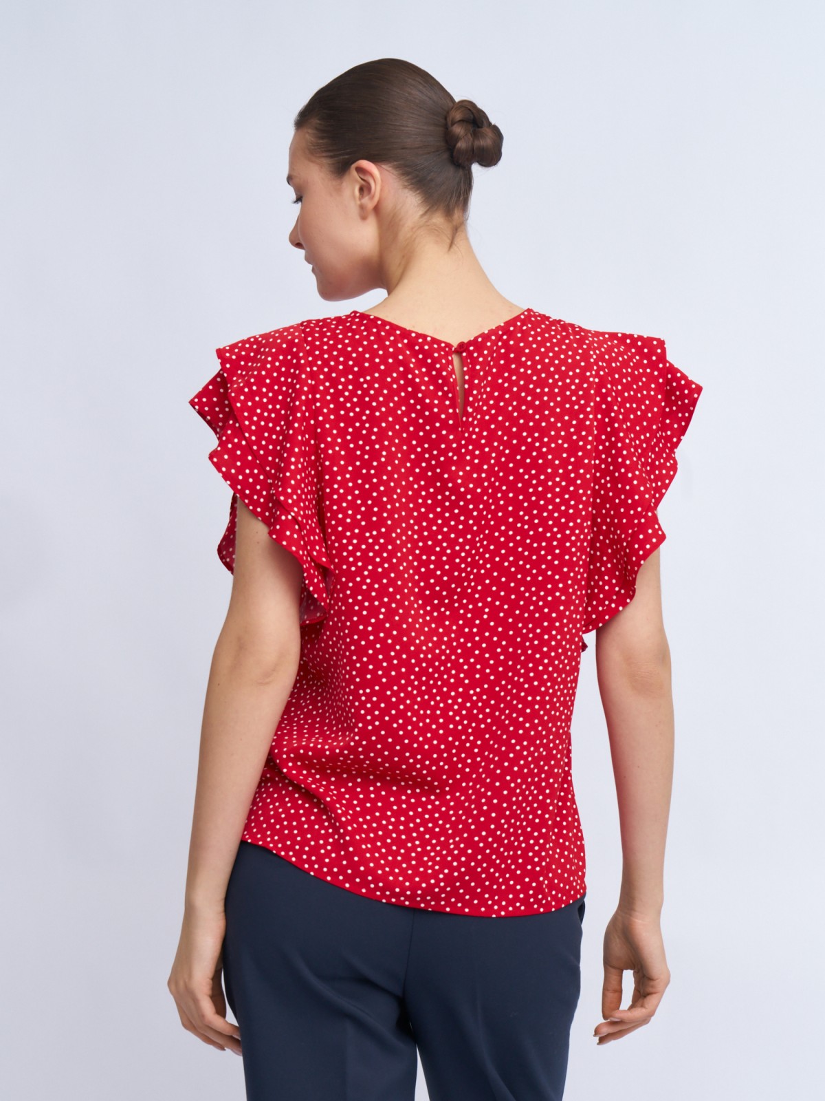 Топ-блузка в горошек с воланами на рукавах