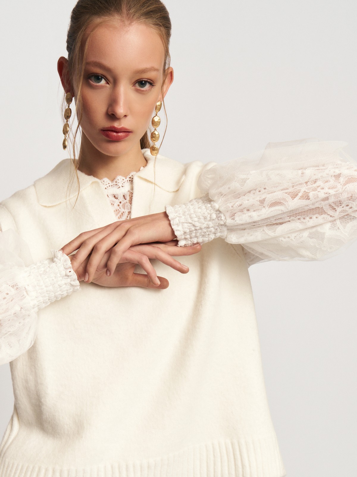 Вязаный трикотажный жилет с воротником