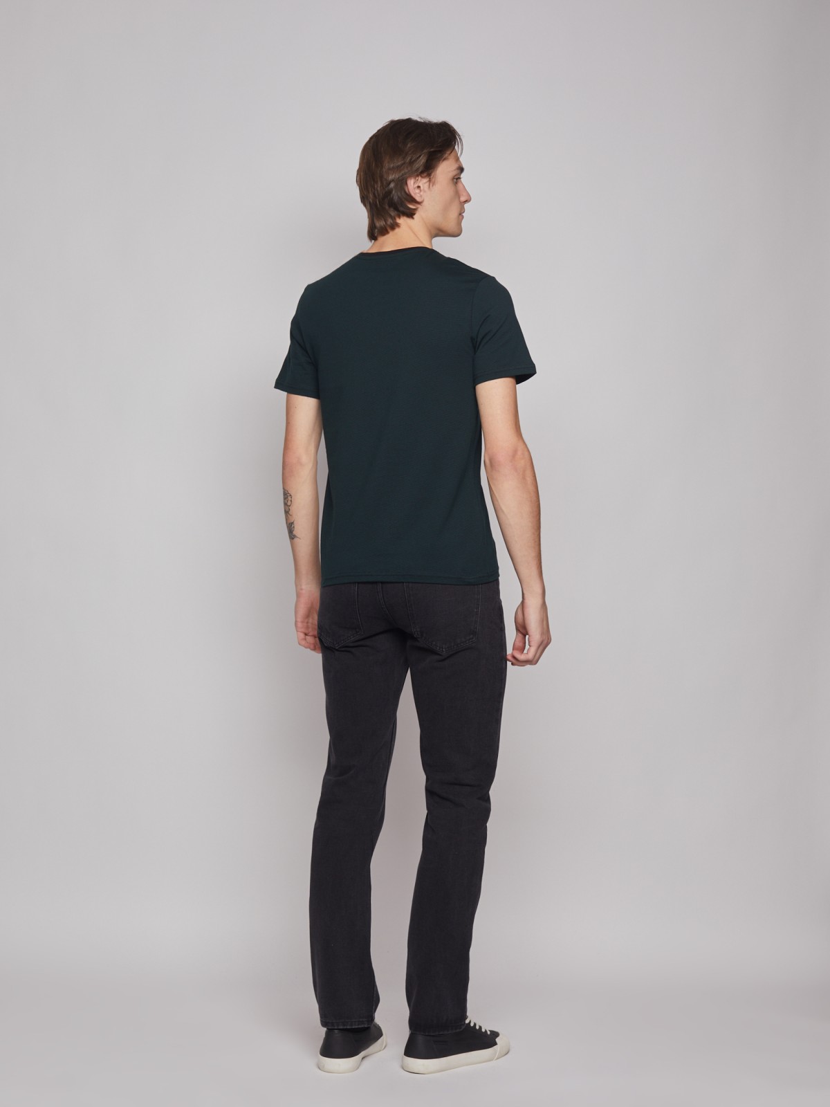 Футболка с треугольным вырезом