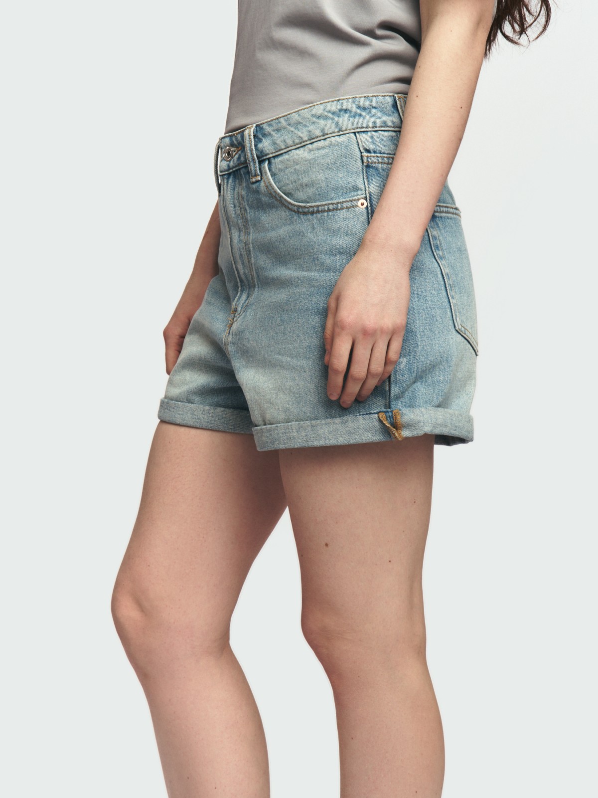 Джинсовые мини шорты Mom с отворотами