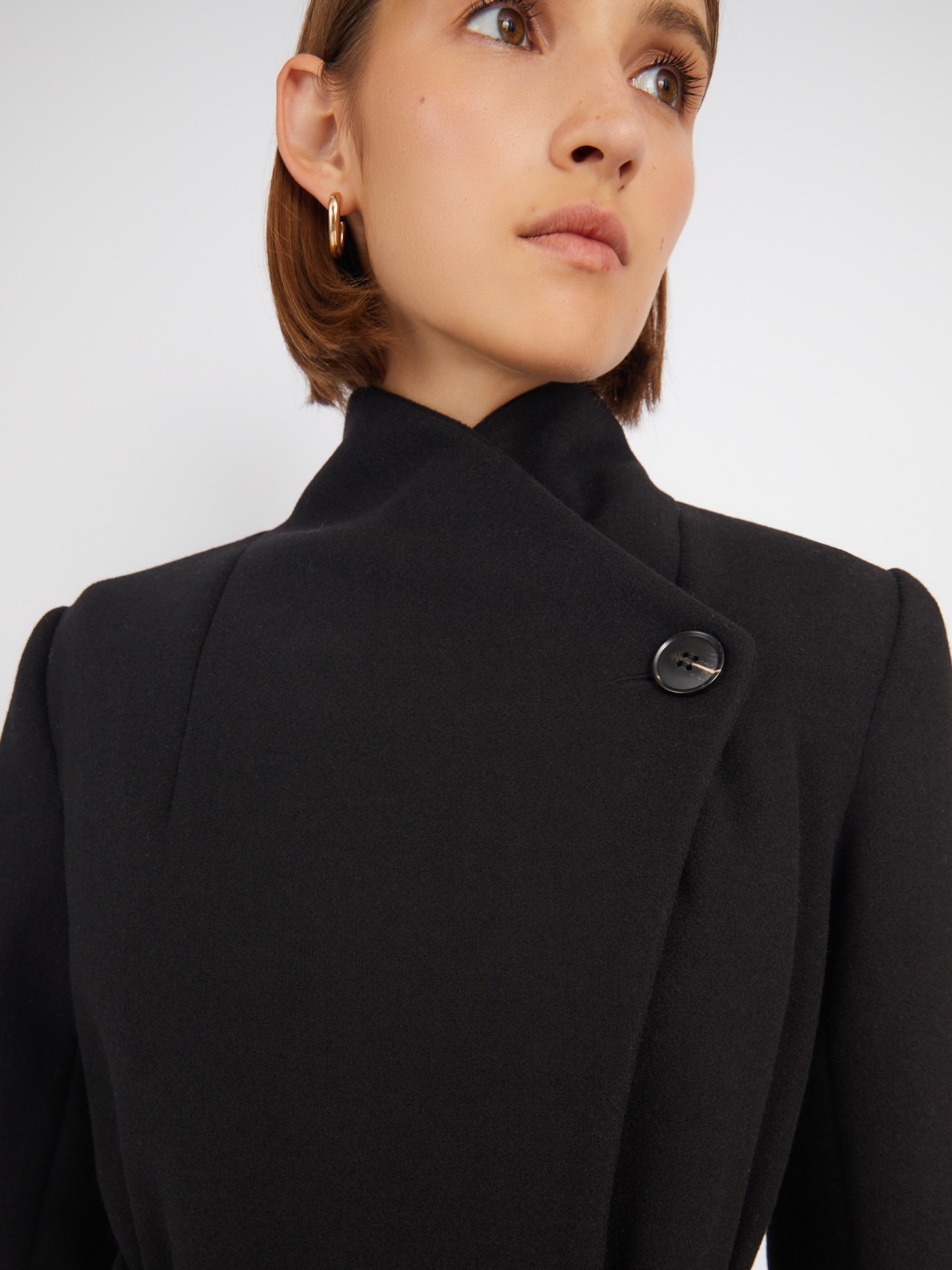 Укороченное пальто без утеплителя на кнопках с воротником на запах и поясом