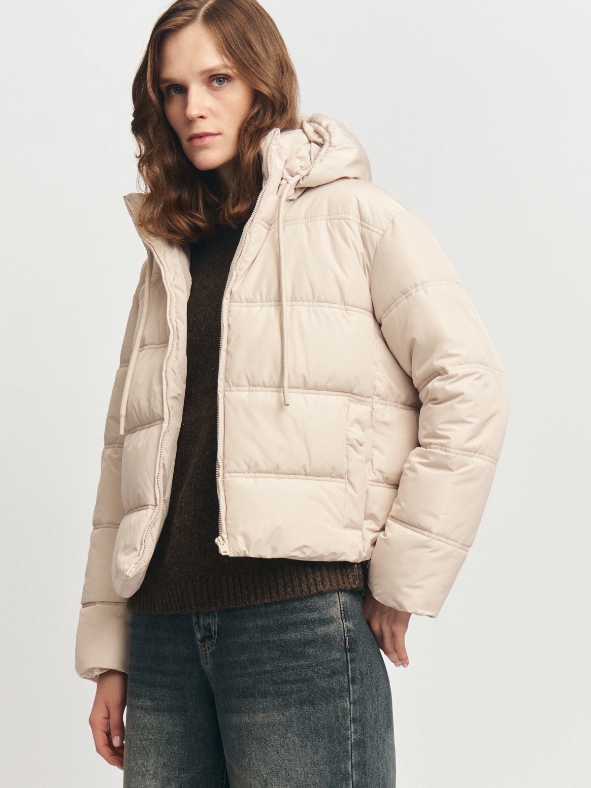 Короткая стёганая куртка с капюшоном