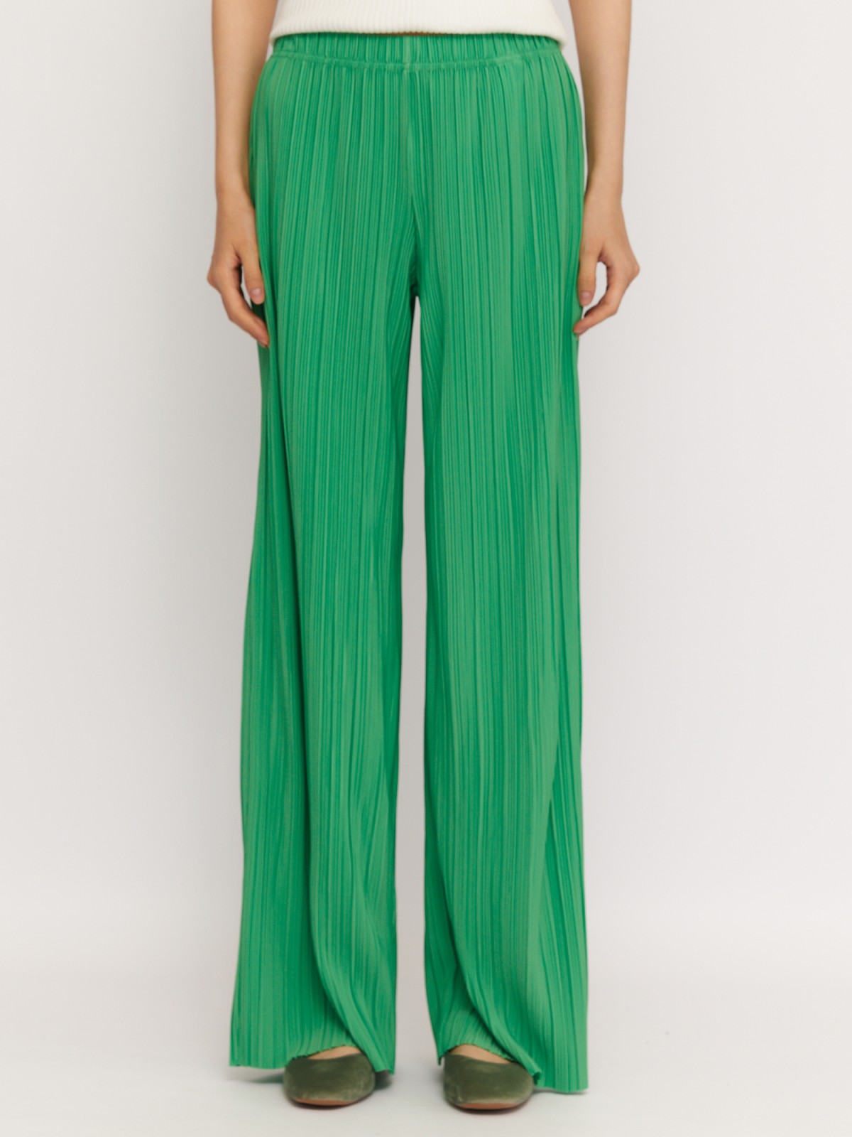 Широкие брюки из фактурной ткани на резинке